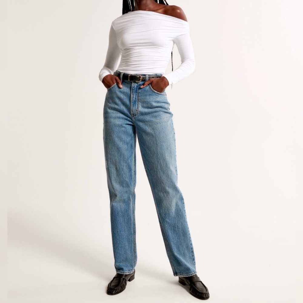 Abercrombie & Fitch Ultra High Rise 90s
Straight Jean 28 Sz 6 Extra Short